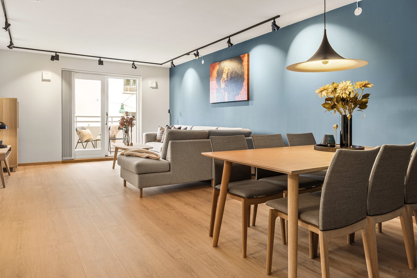 Rommet har 1-stavs laminat på gulv og slette, malte vegger. Galleribilde