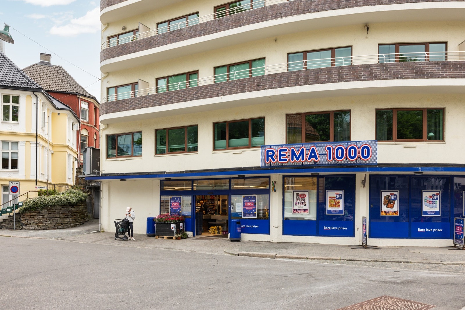 Boligens sentrale beliggenhet gir enkel tilgang til sentrumskjernens servicetilbud og dagligvarebutikker. Et steinkast unna finner du REMA 1000 og søndagsåpen Bunnpris. Galleribilde