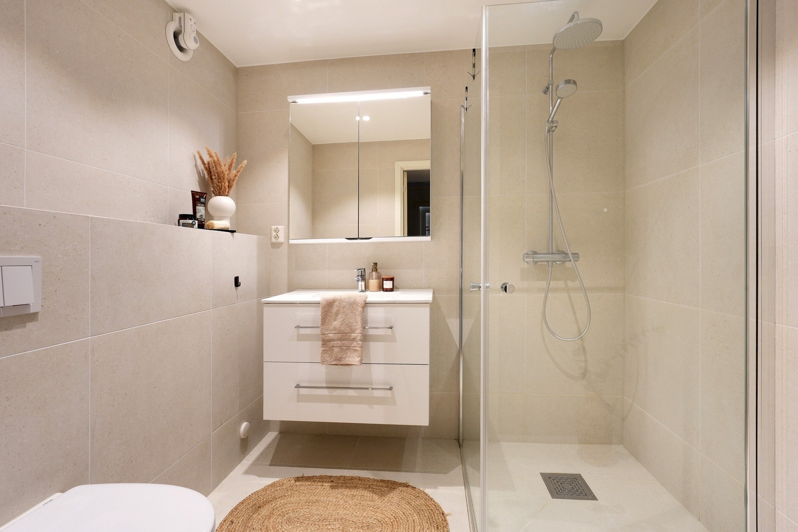 Badet er splitter nytt fra 2025 og pusset opp med nye varmekabler og lekre 60x60 fliser Galleribilde