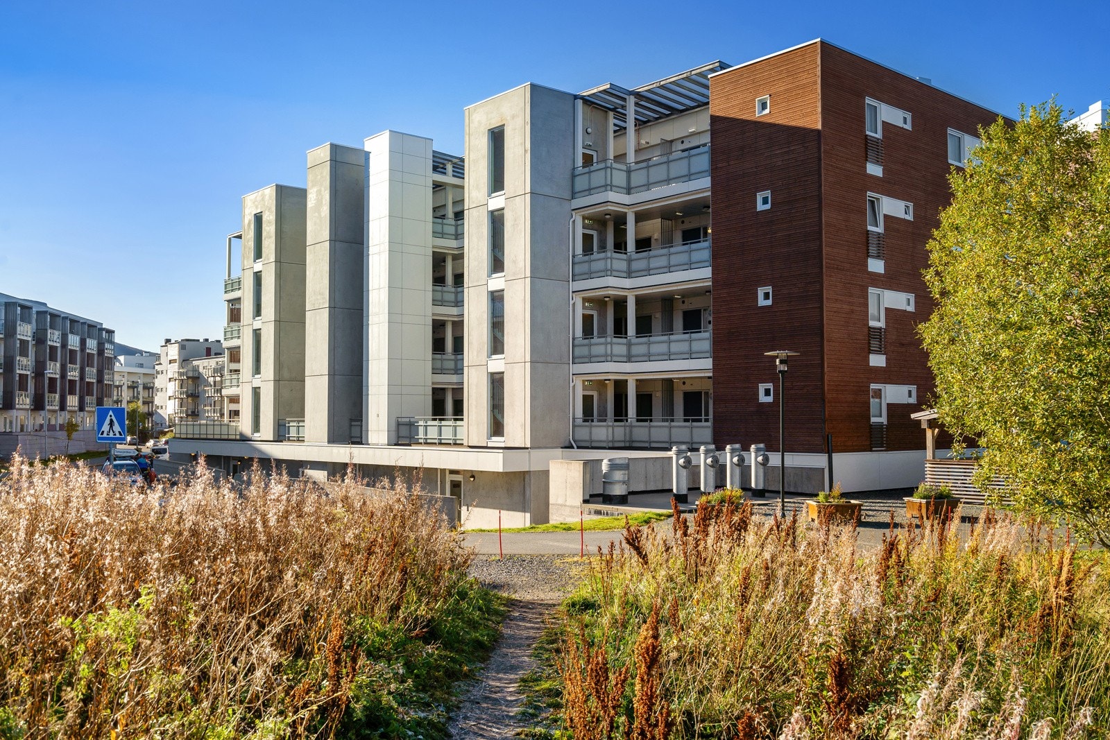 Blokka er ny fra 2016 og framstår moderne med heis fra garasjeplass og opp til etasjen som leiligheten ligger i.