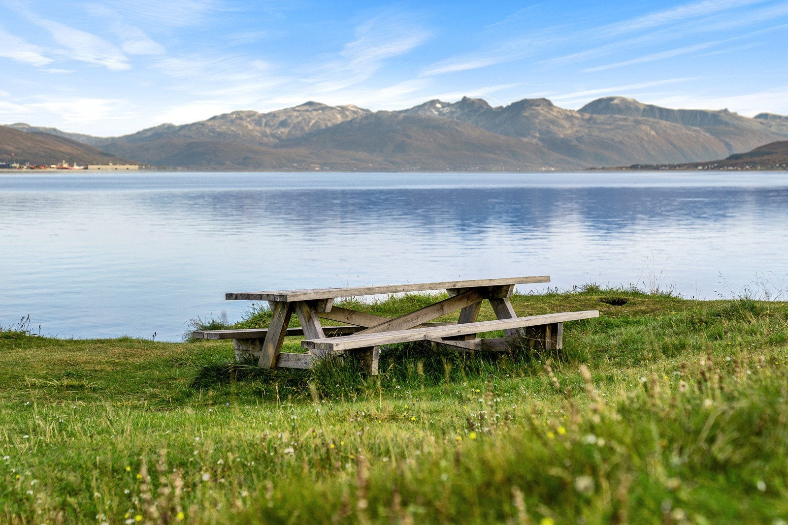 Tomasjordnes ligger vendt mot vest og kan by på nydelige solnedganger. Herlige rekreasjonsområder med både strand og fjære.