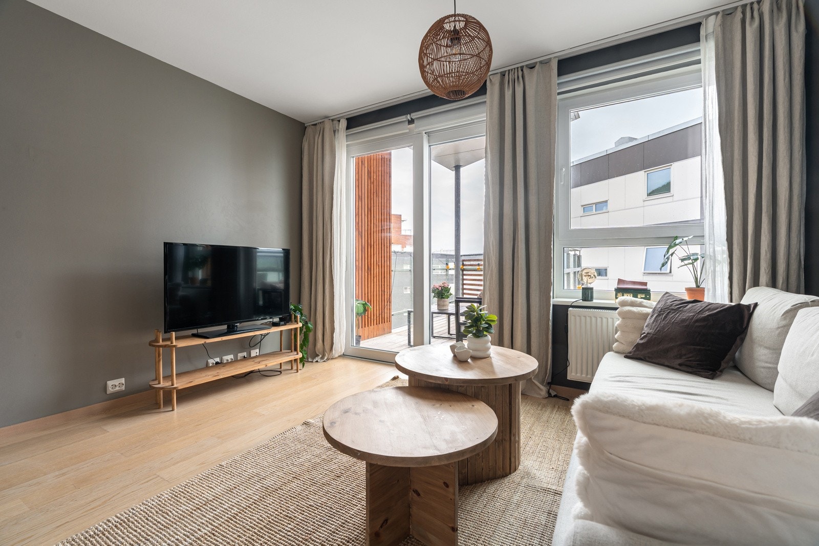 Naturlig sone for sofagruppen, med mulighet for TV på motsatt vegg.