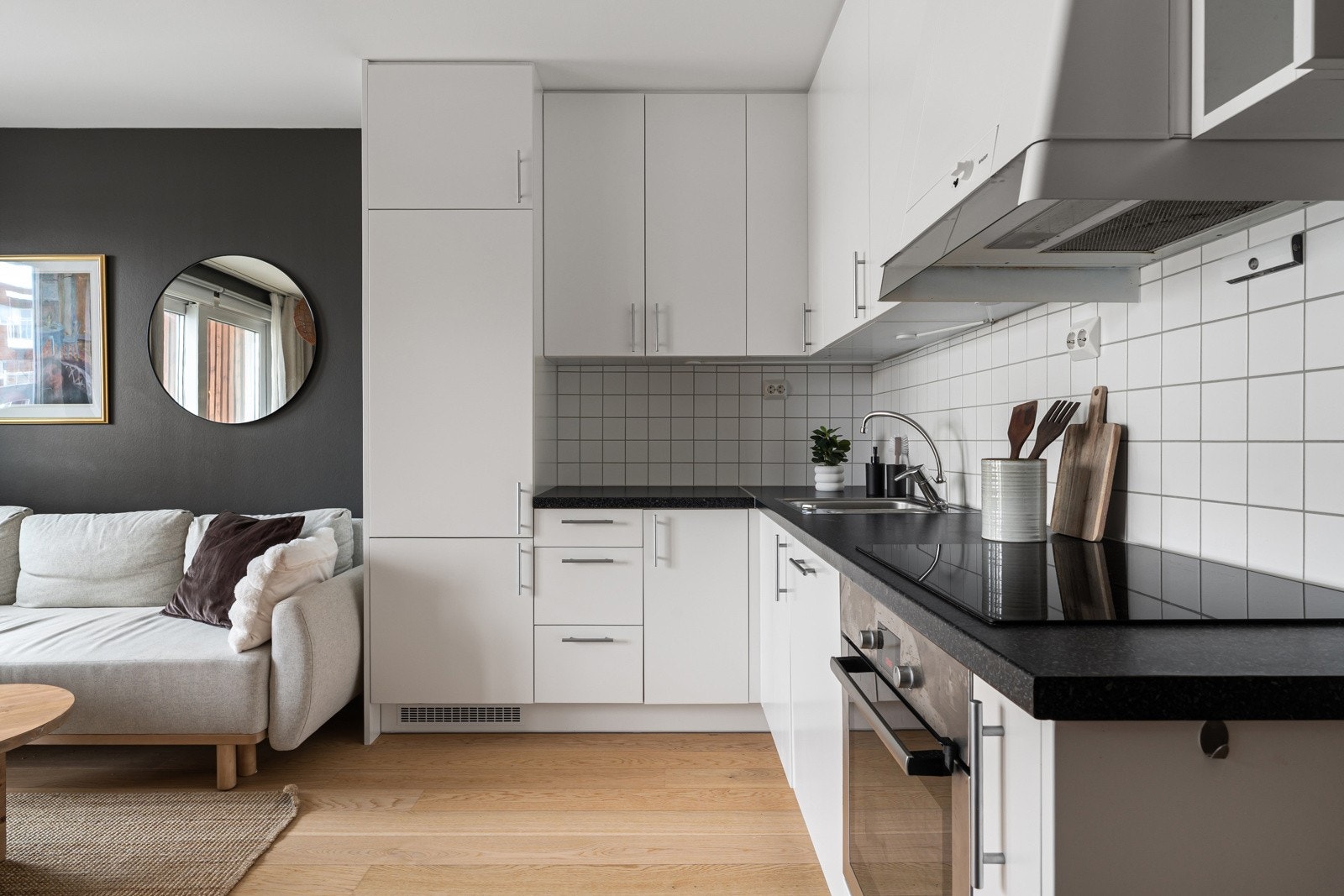 Moderne kjøkkeninnredning med rikelig med skap- og benkeplass.