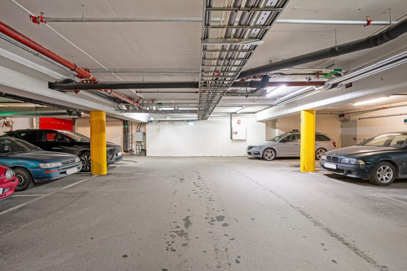 Fast parkeringsplass i garasjeanlegg. Her er det også mulighet for elbil-lader. I tillegg er det rikelig med gjesteparkeringsplasser utenfor blokka.