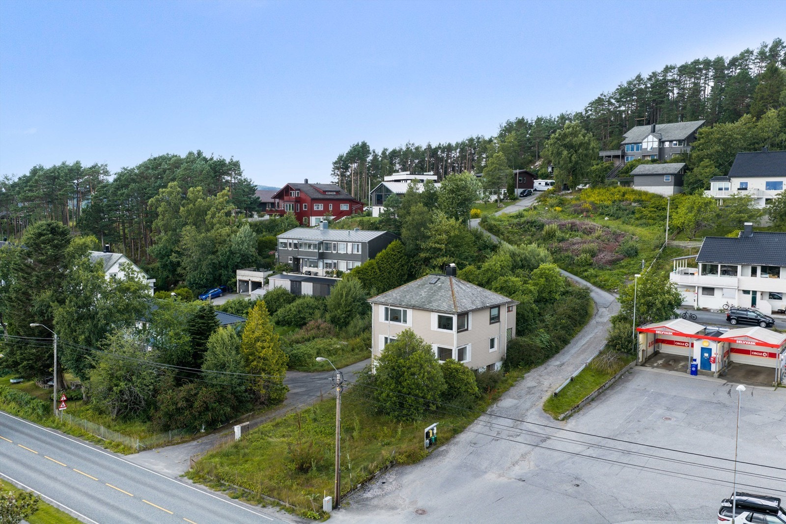 Fra eiendommen er det gangavstand til både dagligvarebutikk, skole, barnehage og offentlig transport. Galleribilde