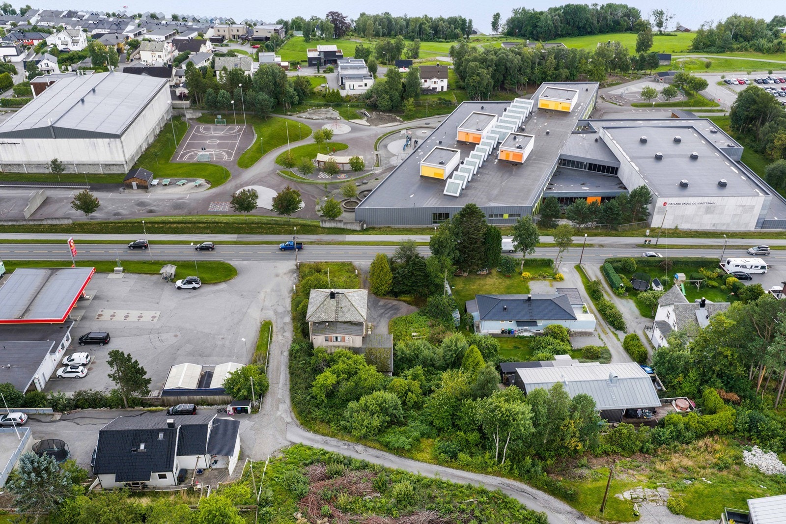 Kort vei til Hatlane skole (1-10 kl.), som ligger på andre siden av Borgundvegen syd for eiendommen Galleribilde