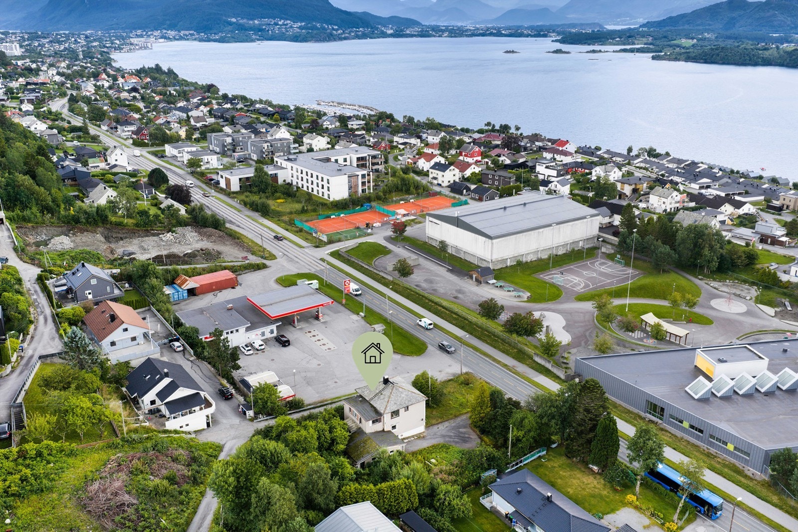 Hatlane Idrettshall og Ålesund Tennishall ligger kun få minutters gange fra eiendommen. Galleribilde