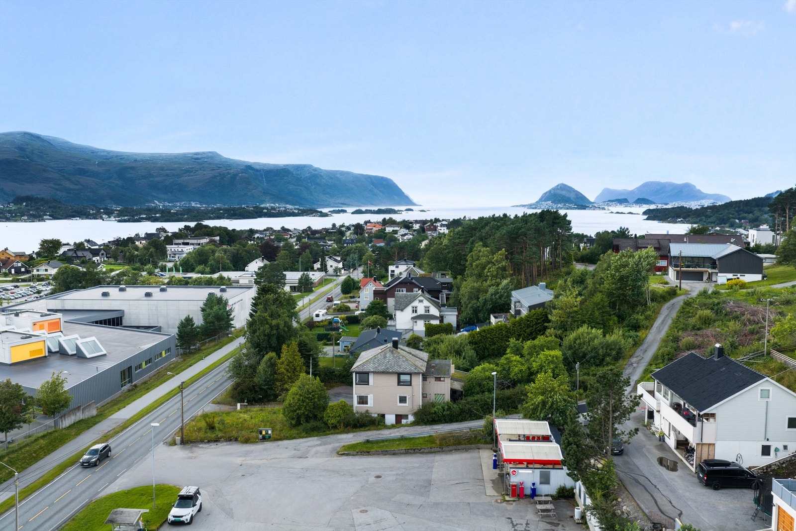 Dronebilde av nærområdet tatt fra øst mot vest
Foto: Geir Srisoi Galleribilde