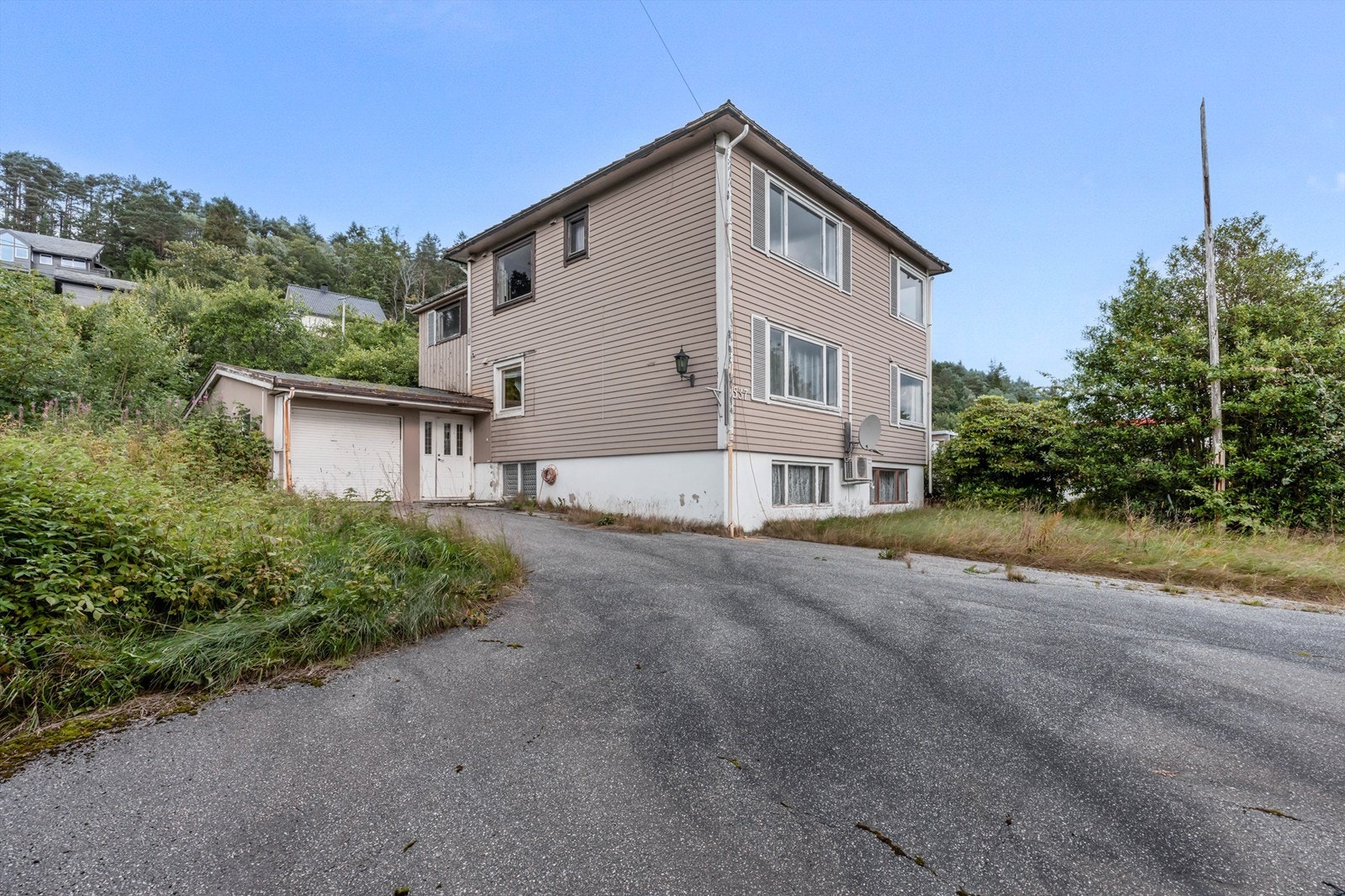 På eiendommen står i dag et eldre og forfalt hus og tomten kan være interessant for mulig fremtidig boligutvikling. Galleribilde