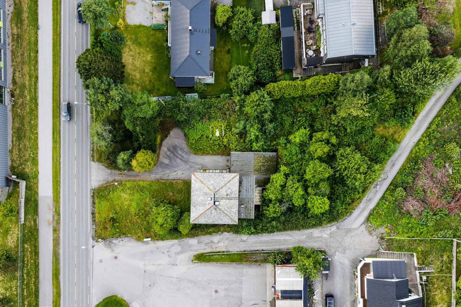 Dronebilde av eiendommen sett fra fugleperspektiv Galleribilde