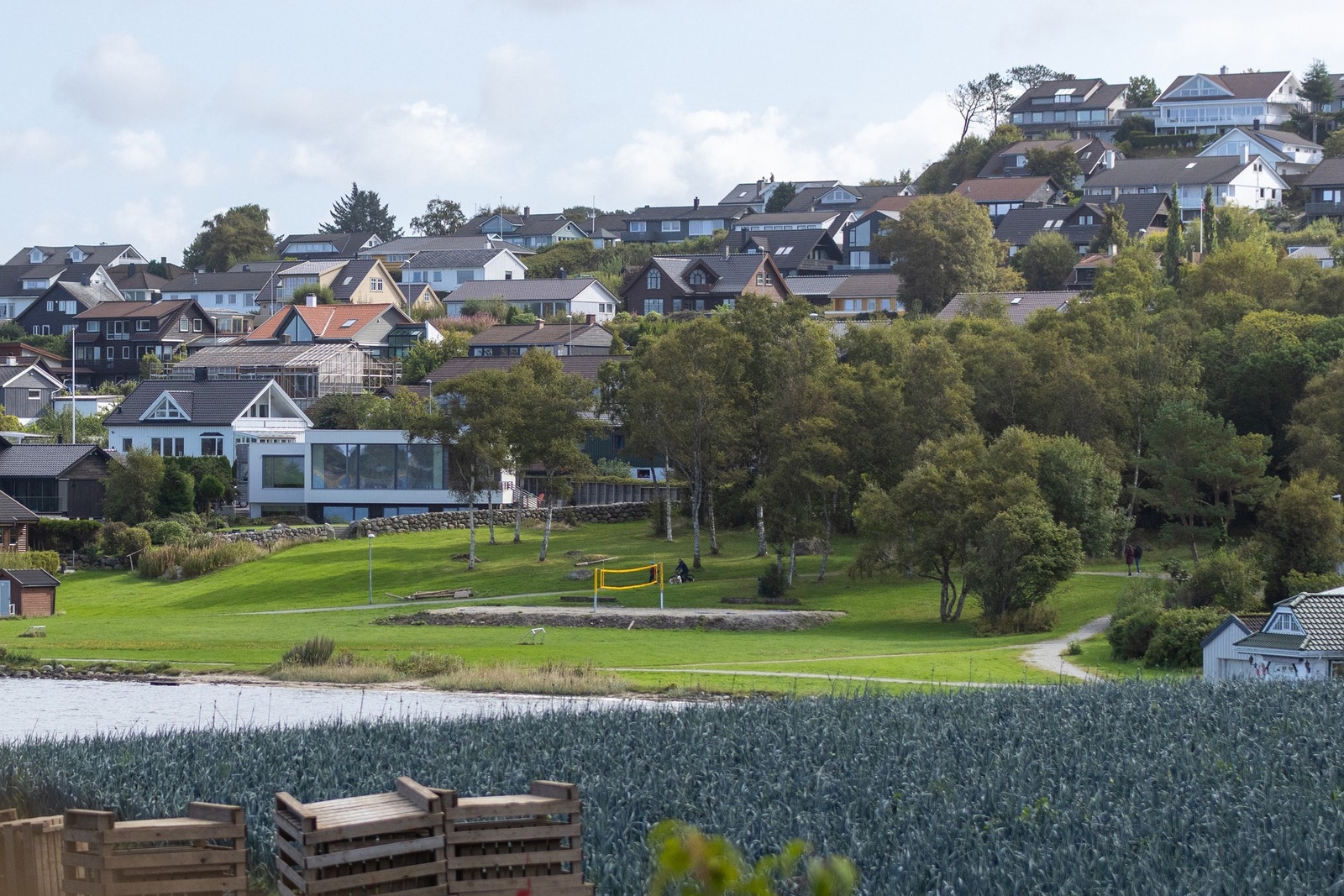 Fra boligen kan man følge turstien langs sjøen til den populære badeplassen Ormen Lange. Galleribilde
