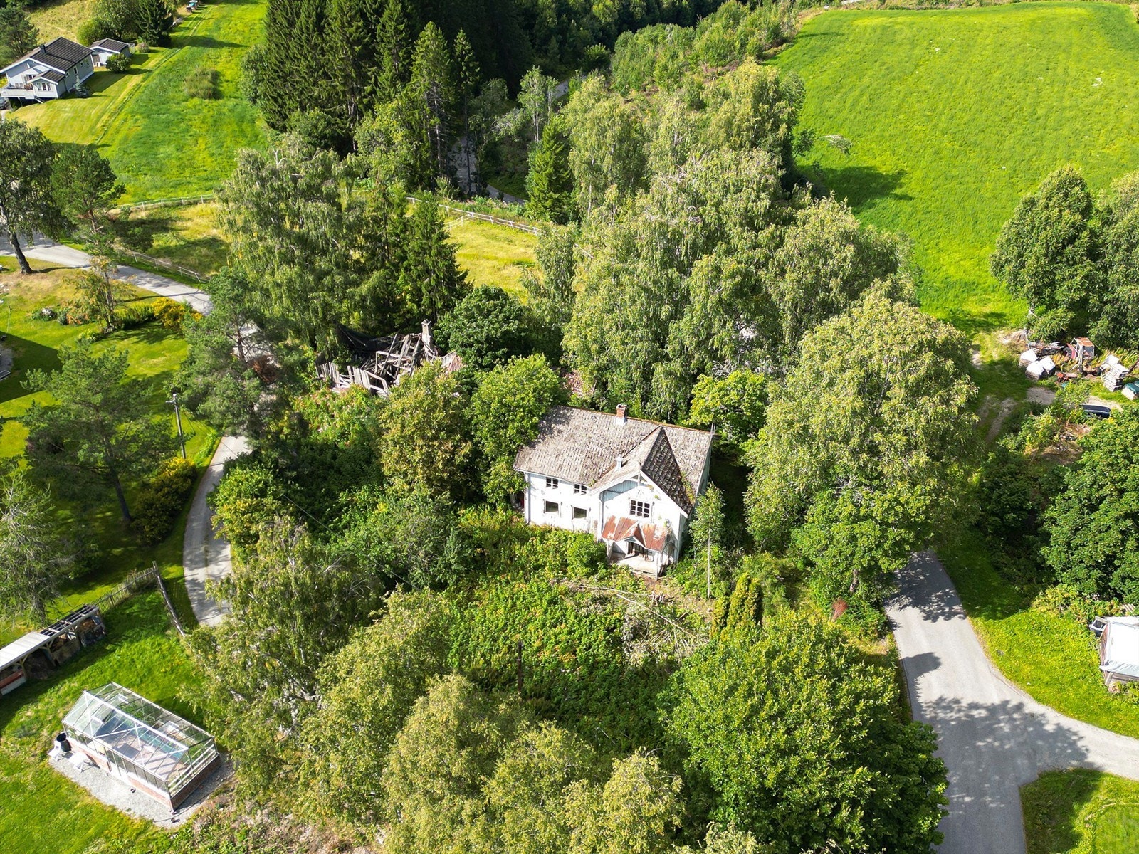 Eiendommen ligger i rolige og landlige omgivelser Galleribilde