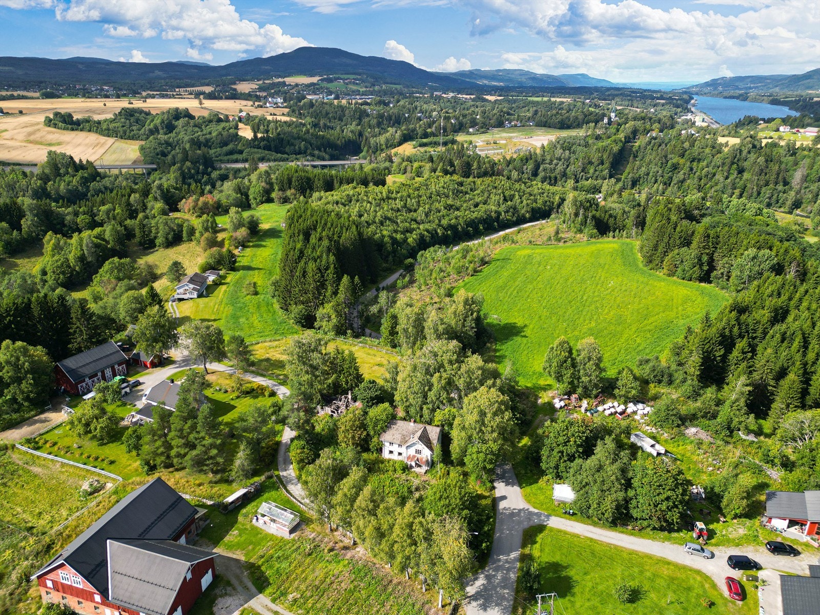 Eiendommen ligger kort vei unna Eidsvoll og Sundet Galleribilde