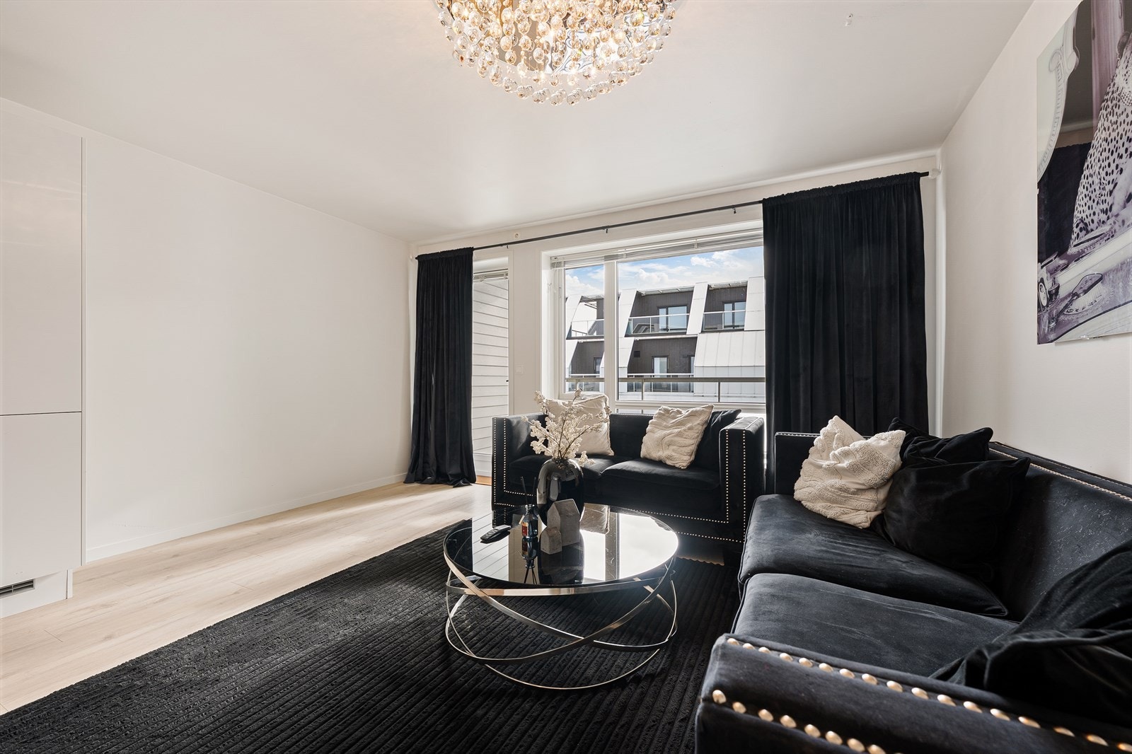 Fra stuen har man utgang til balkongen. Galleribilde