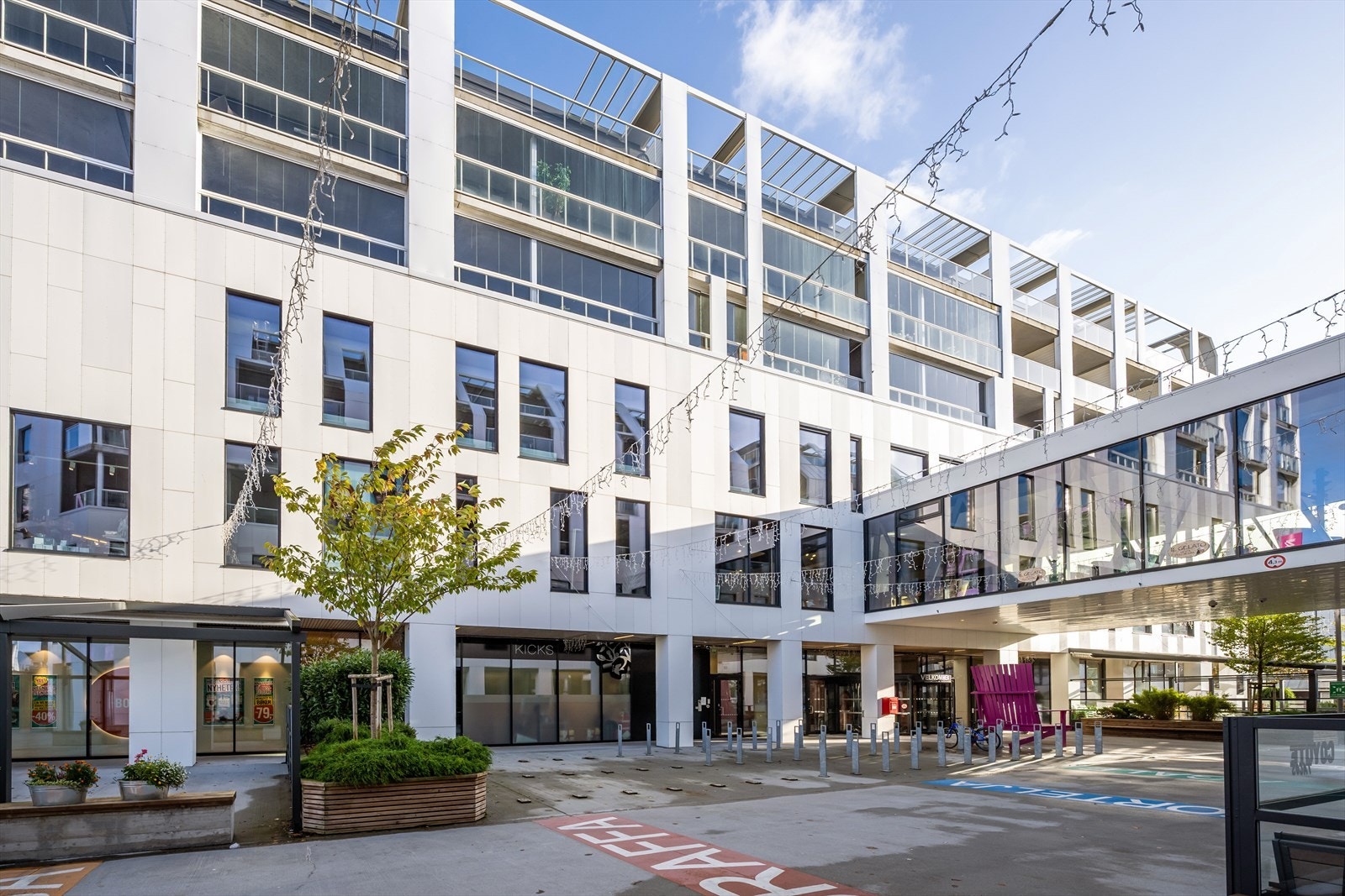 Fra leiligheten har man umiddelbar nærhet til butikker, bussholdeplass, togstasjon, en rekke servicetilbud og flotte turområder. Galleribilde