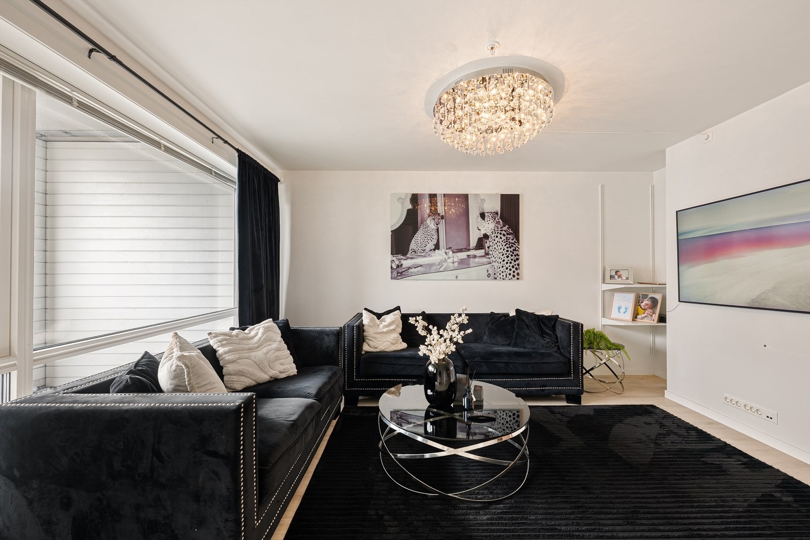 Lysmalte flater og lys, enstavs laminat er gjennomgående og gir et moderne og tidløst uttrykk. Galleribilde