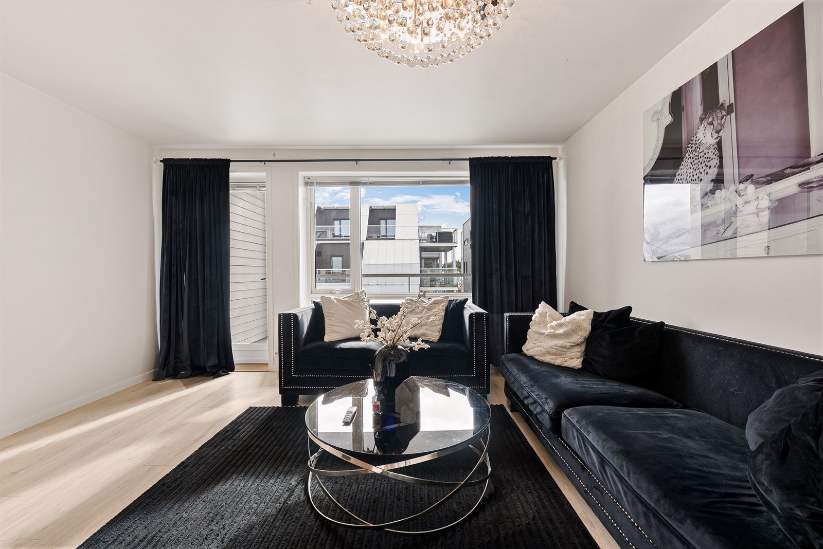Stuen gir god plass til en stor sofagruppe og i forbindelse med kjøkkenet har man plass til spisebord. Galleribilde