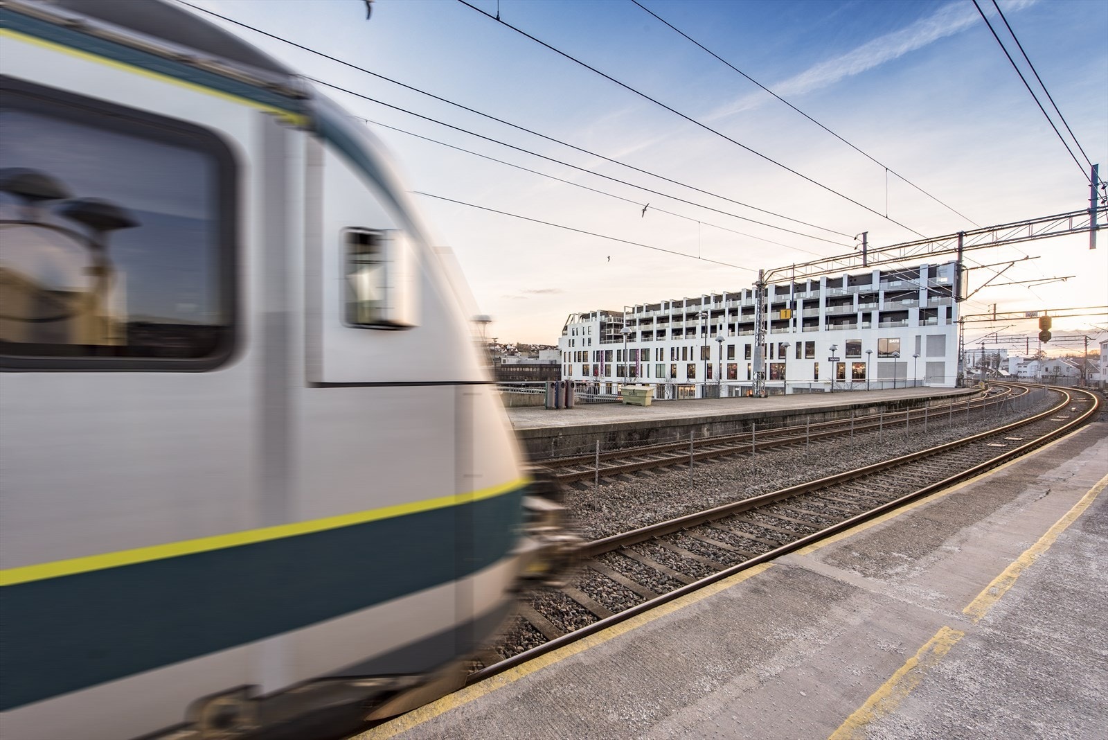 Sandnes stasjon og Ruten ligger like ved og byr på et godt kollektivtilbud med hyppige buss- og togavganger både nord- og sørover i regionen. Galleribilde