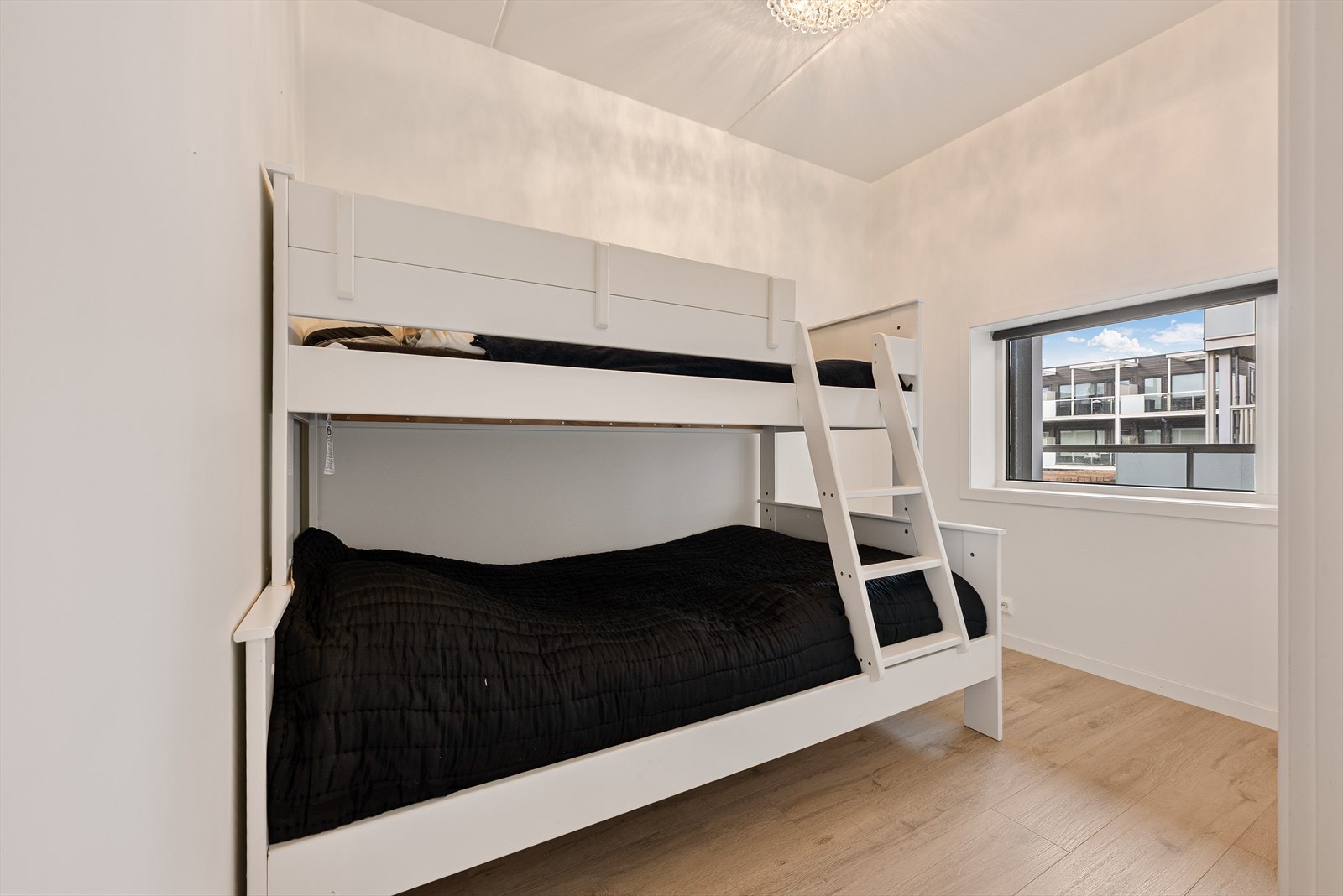 Soverommet er romslig og har god plass til seng og tilhørende møblement. Galleribilde