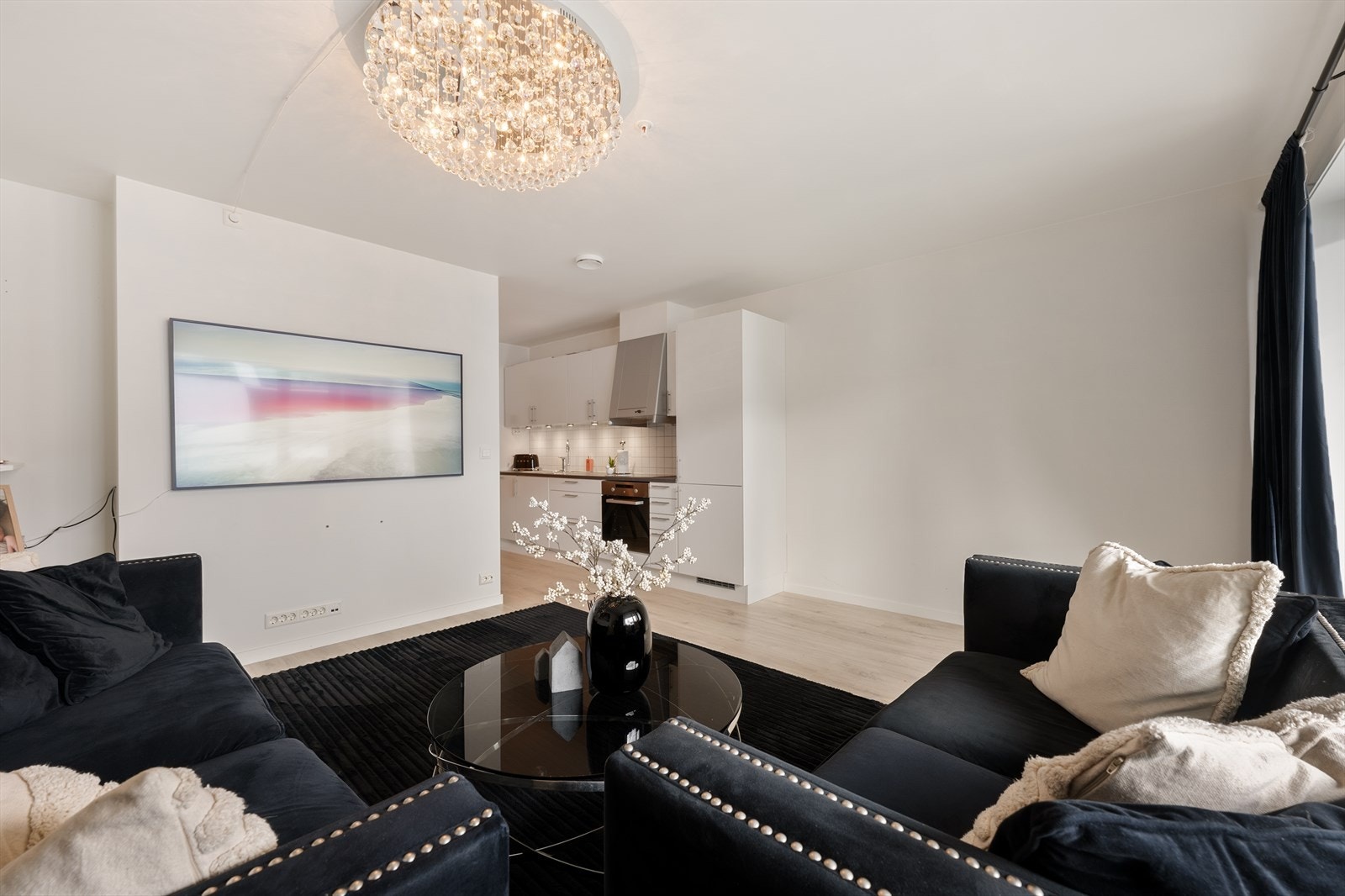 Boligen har balansert ventilasjon, vannbåren varme og varmtvann fra byggets felles anlegg, samt sprinkleranlegg. Galleribilde