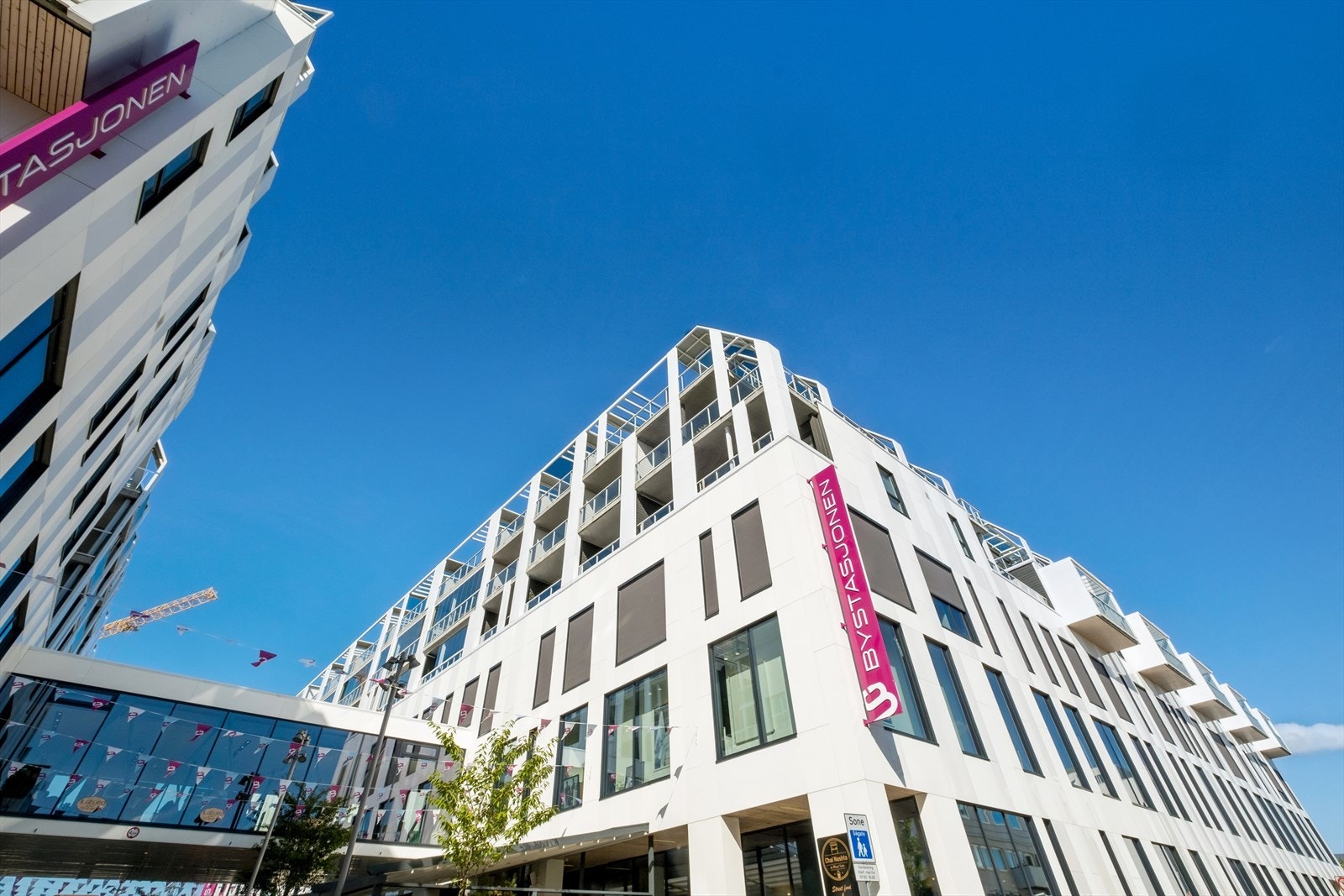 Leiligheten ligger fint plassert i 5. etasje på Bystasjonen, midt i Sandnes sentrum med alle fasiliteter like utenfor døren. Galleribilde