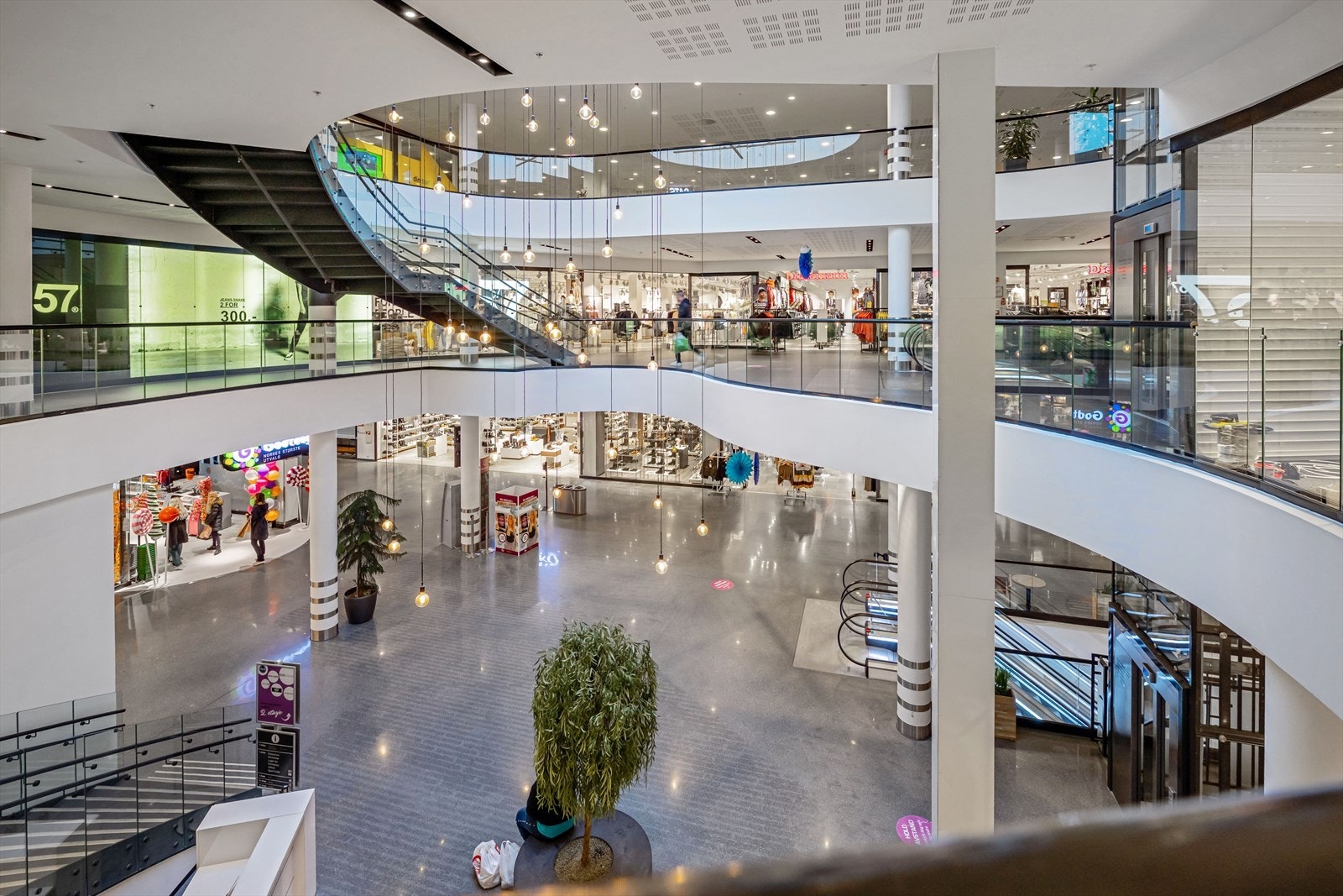 Kun en liten heistur fra leiligheten finner man et godt utvalg butikker og andre servicetilbud. Galleribilde