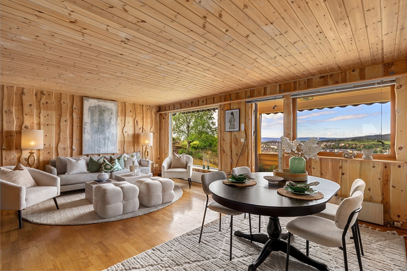 Velkommen inn! Lys og hyggelig stue med fine trepanel som gir et særpreg til boligen. Foto: Petter Tanum/Tanum Foto Galleribilde