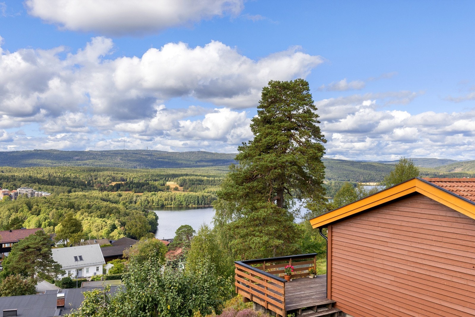 Her får man utsikt over de fine "Maridalsalpene" og Maridalsvannet Galleribilde