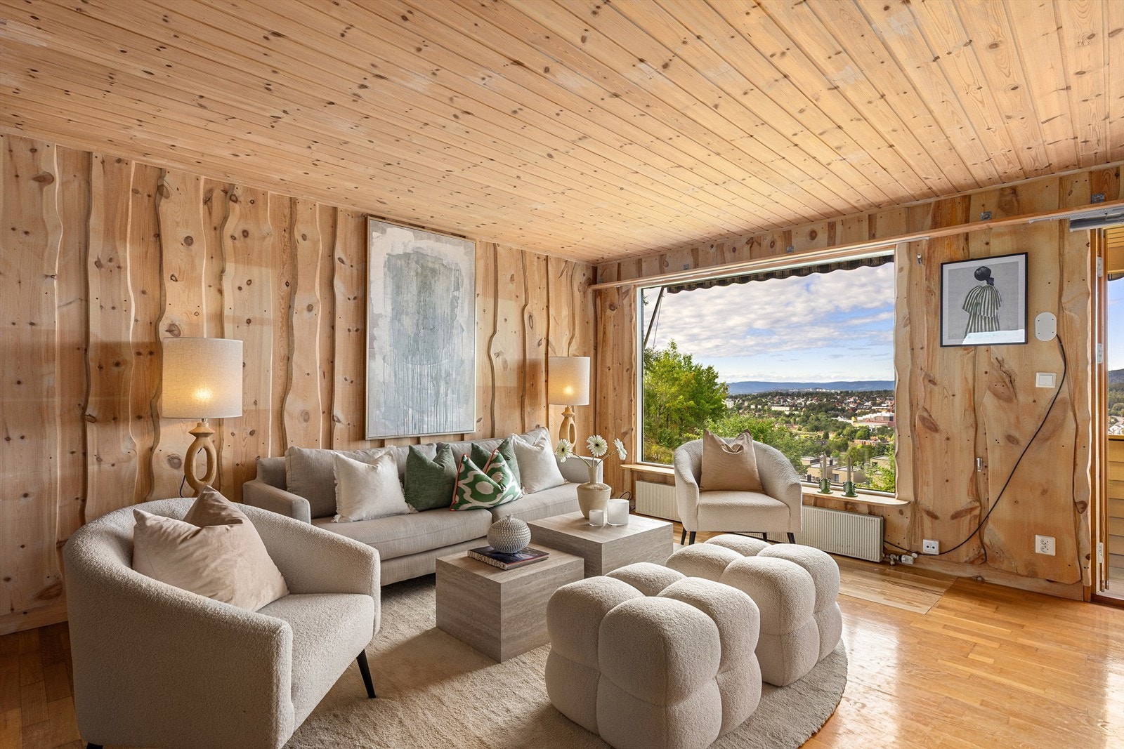 Stuen har et karakterfullt uttrykk med trepanel i himling og trepregede overflater. Galleribilde