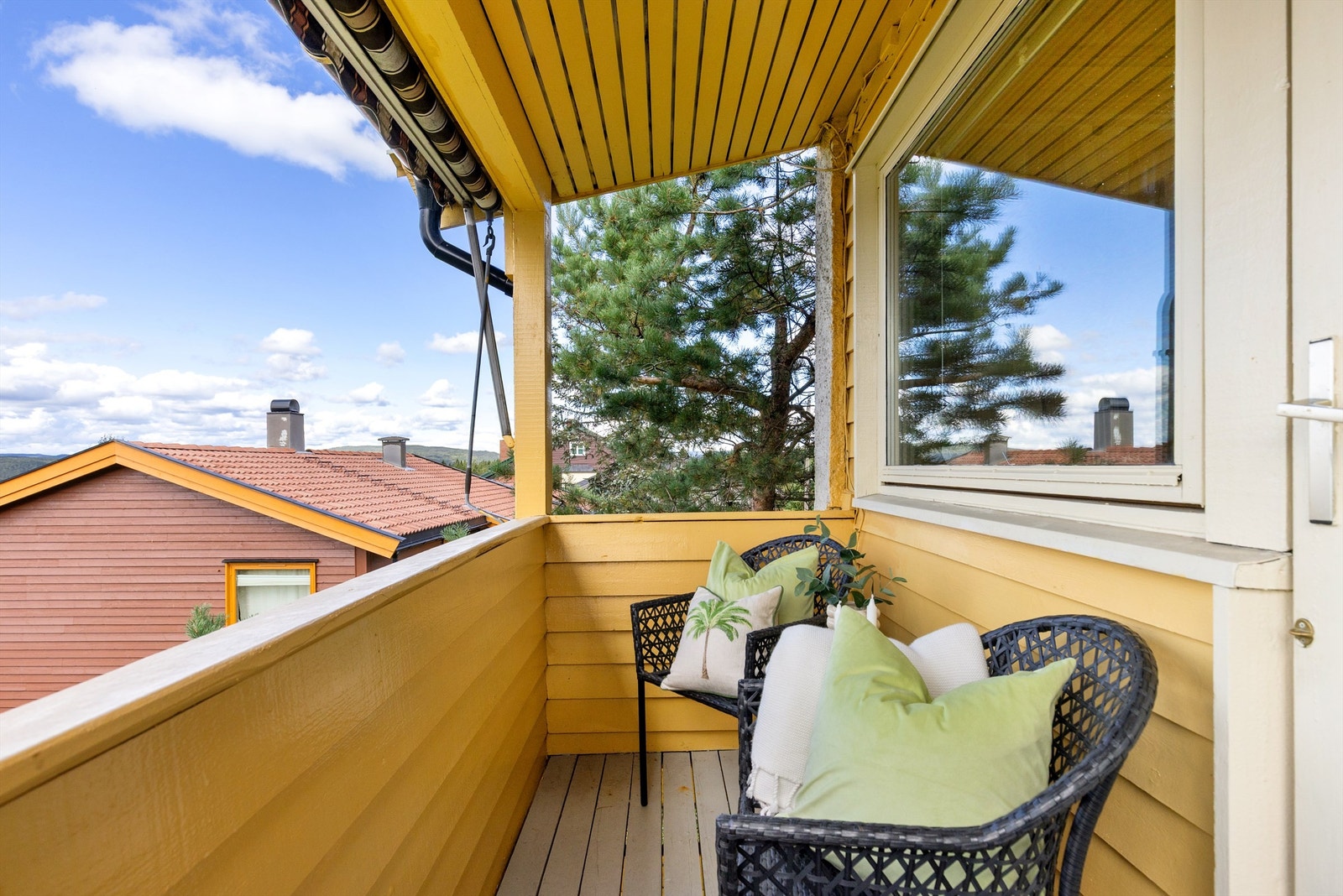 Balkongen er belagt med terrassebord og har både belysning og stikkontakt Galleribilde
