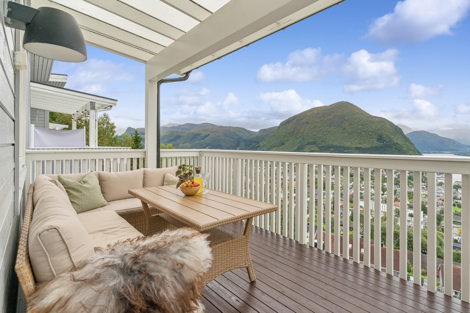 - Fra verandaen har du en fantastisk utsikt over fjord og fjell - Galleribilde