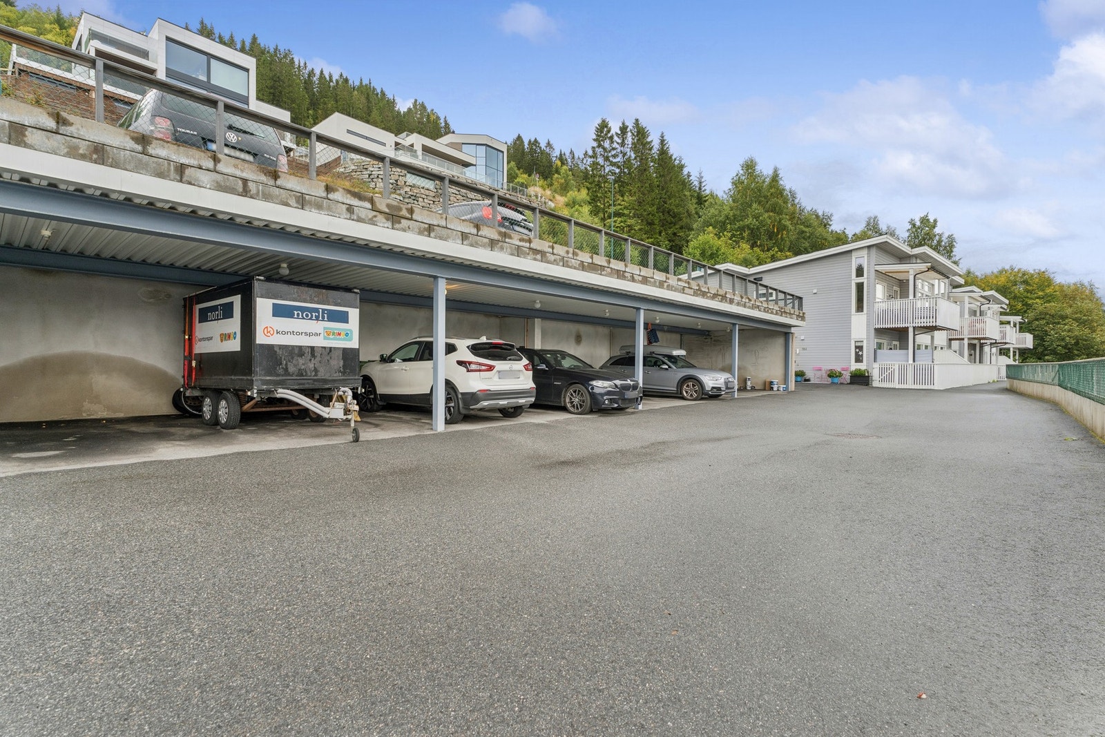 - Leiligheten disponerer også carport i sameiet og har en utvendig bod for ekstra oppbevaring - Galleribilde