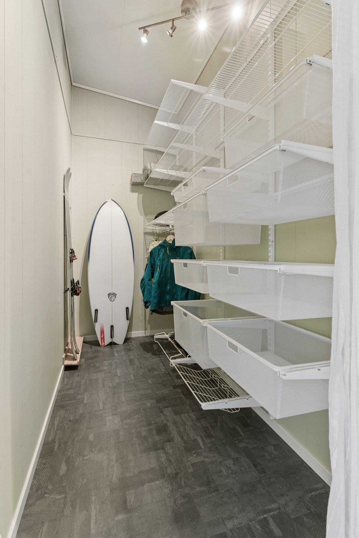 - I gangen er det en egen walk-in-closet som gir gode muligheter for oppbevaring av klær og utstyr - Galleribilde