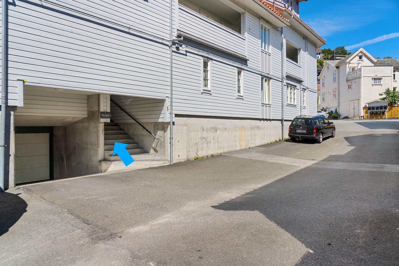Leiligheten har eget inngangsparti like ved parkeringskjelleren. Galleribilde