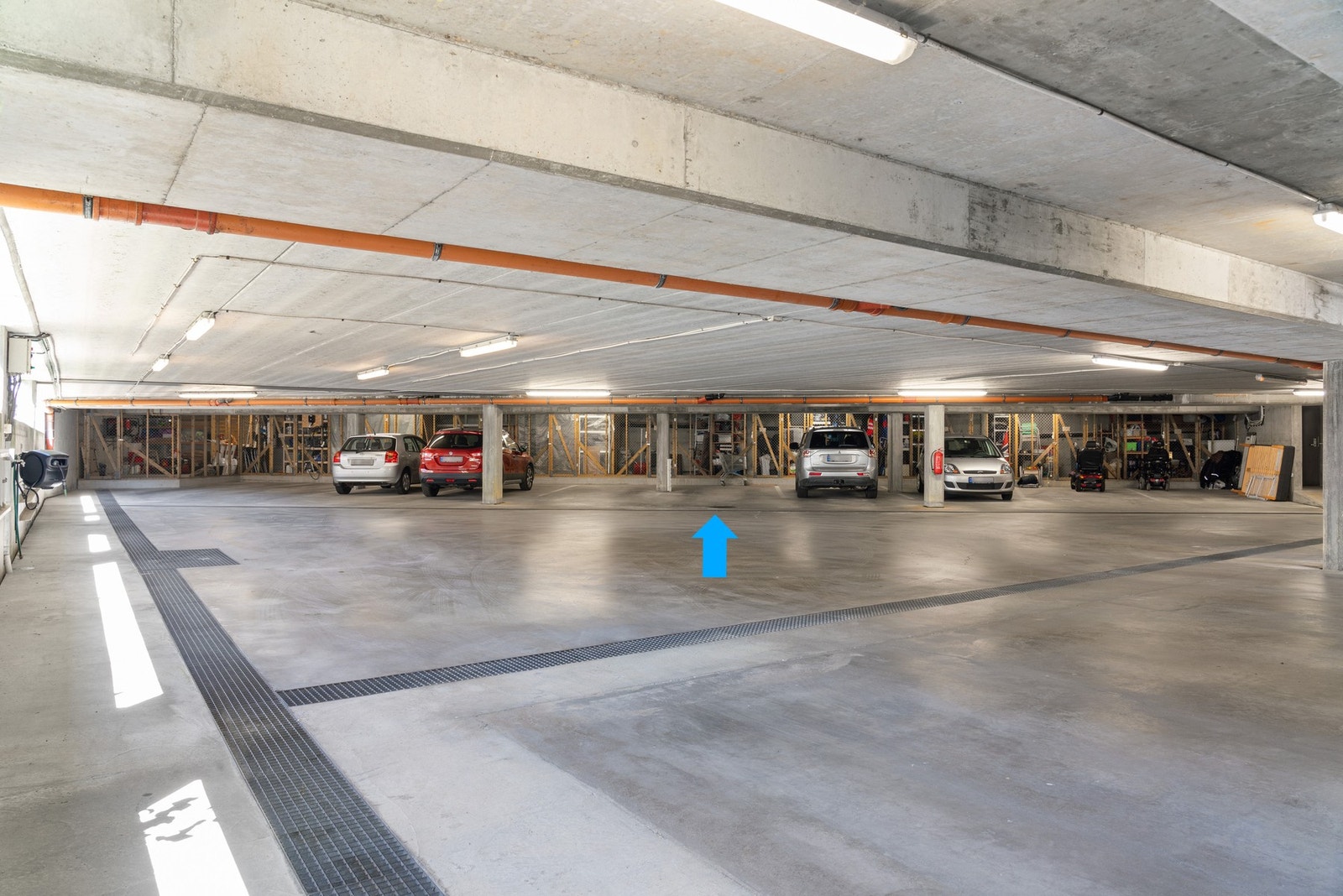 Pakreringsplass og bod i felles lukket parkeringskjeller. Galleribilde