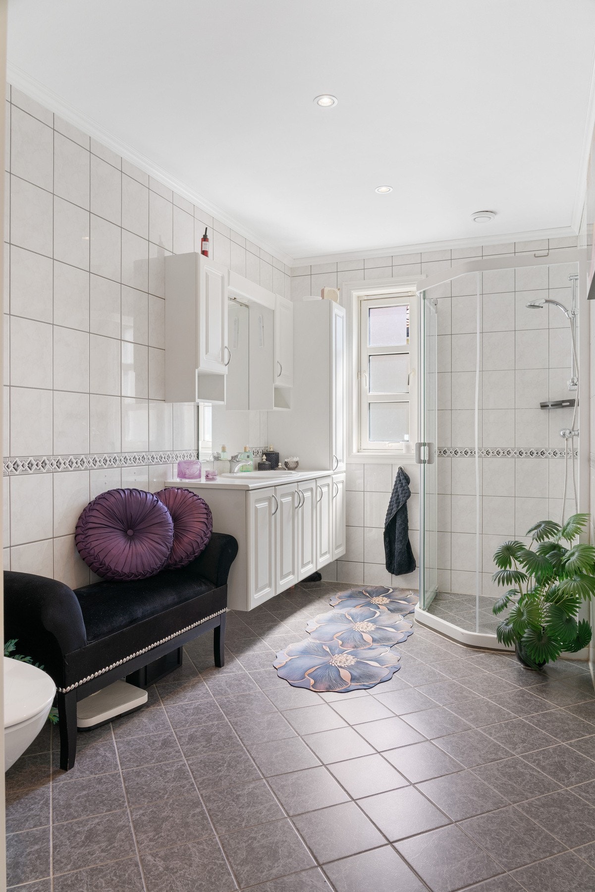 Flislagt bad med tidløst uttrykk og god planløsning. Badet er innredet med dusj, servantseksjon og toalett, og har lyse overflater som bidrar til en ren og innbydende atmosfære. Her får du et funksjonelt baderom med god plass til hverdagens behov. Galleribilde