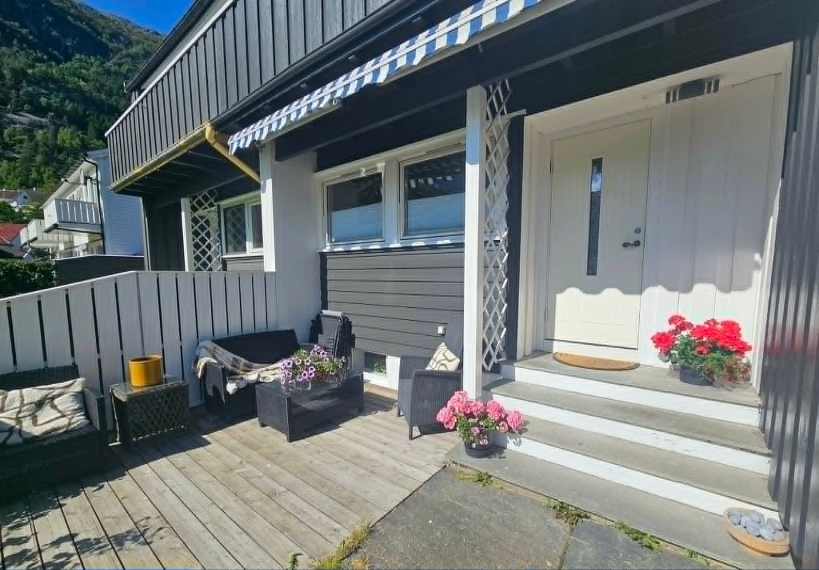 Koselig liten terrasse, solfylt Galleribilde