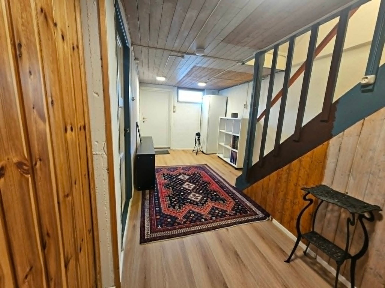 Kjeller med vaskerom, bod og gjesterom med tilstøtende bad Galleribilde