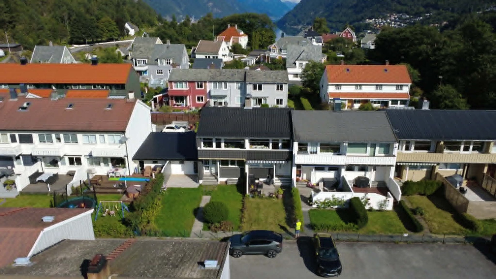 Velkommen til Eidesmoen 17, den svarte seksjonen til høyre Galleribilde