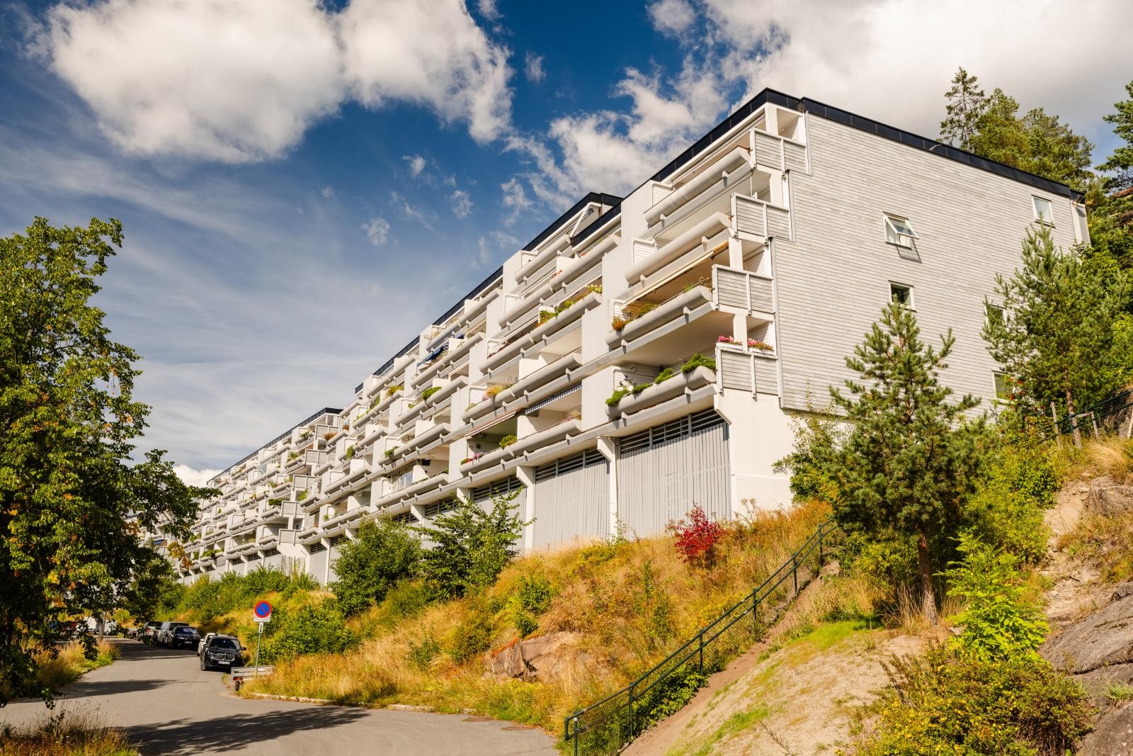 Blokken kneiser stolt i åssiden Galleribilde