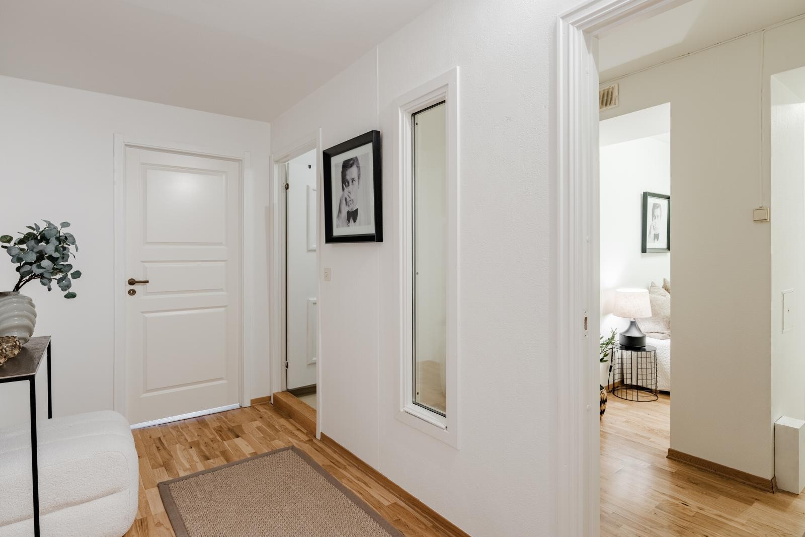 Stor entre med plass til å sette opp garderobeskap Galleribilde