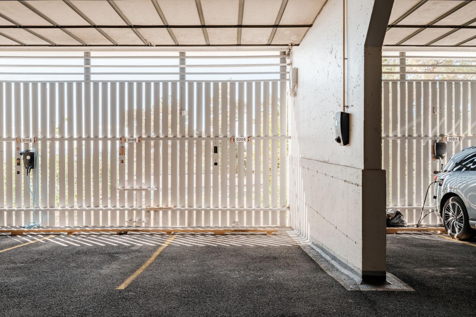 Den luftige garasjen med El- lader - gjesteparkering også i garasjen Galleribilde
