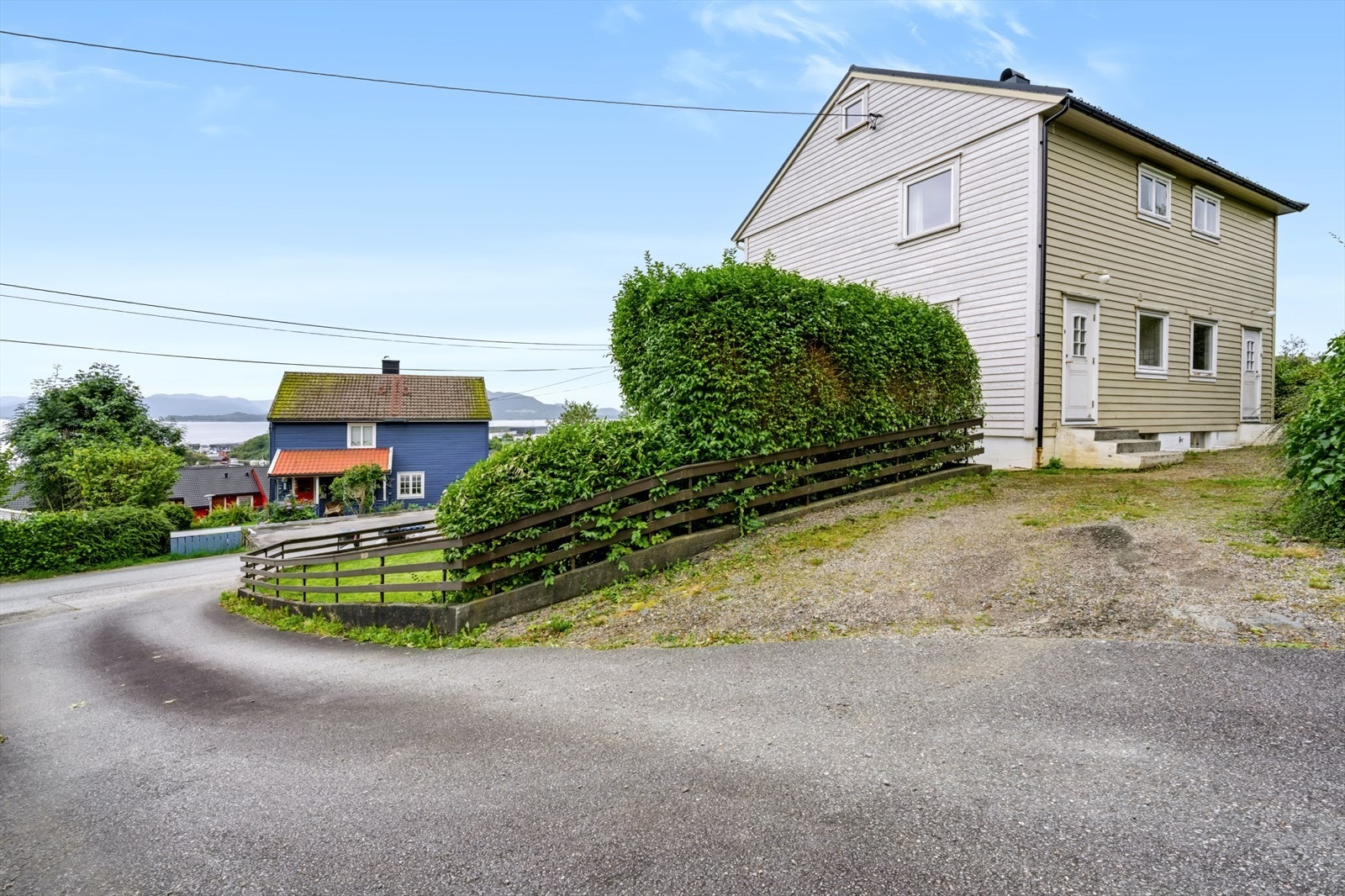 Eiendommen har enkel innkjøring fra veien. Galleribilde