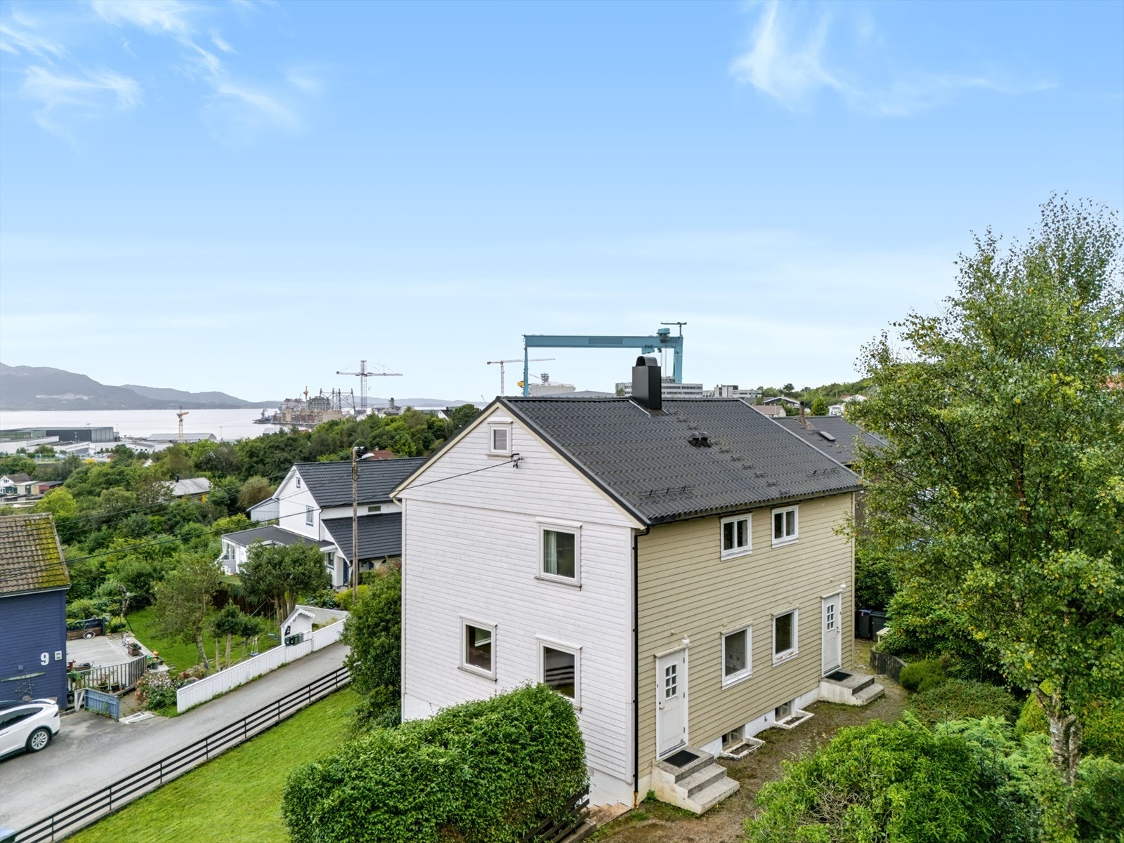 Innholdsrik enebolig over fire etasjeplan med hage og sjøutsikt. Galleribilde