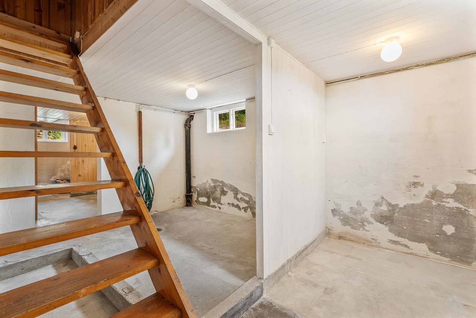 Kjelleren har betonggulv og pussete murvegger. Galleribilde