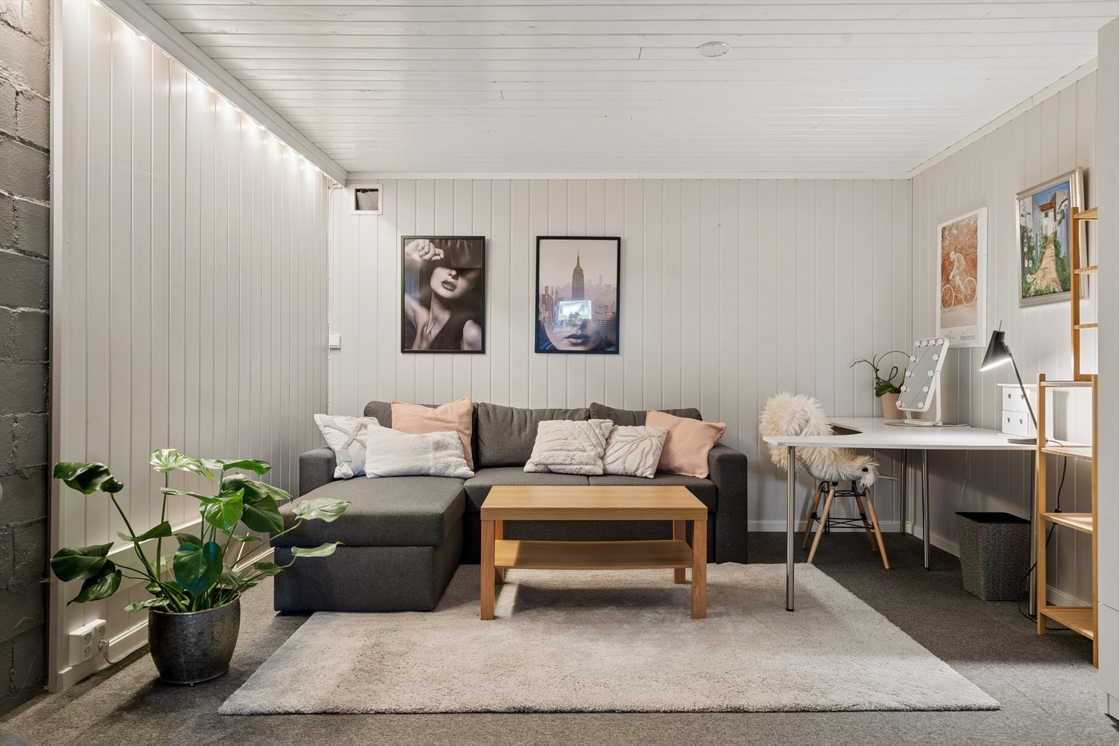 Kjellerstuen har god størrelse. Flott samlingsplass for ungdommen i huset Galleribilde