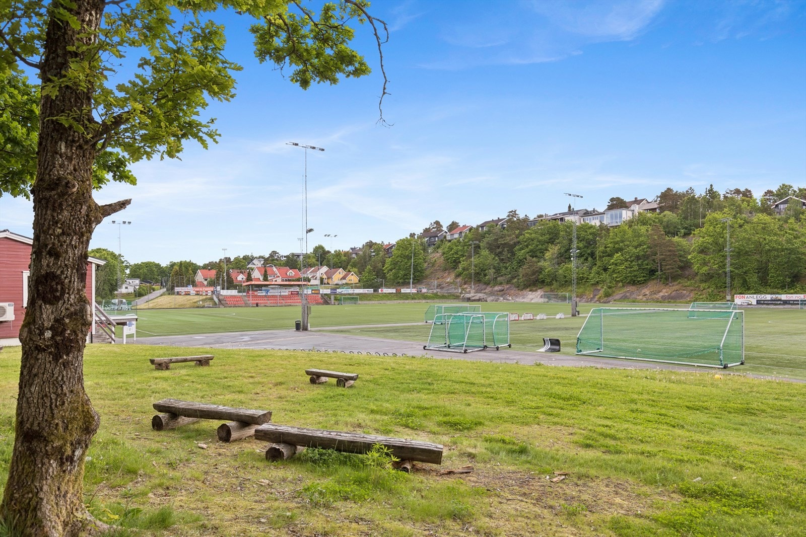 Idrettsanlegget rett i nærheten byr på masse fin aktivitet og samler barn og unge i nærområdet Galleribilde