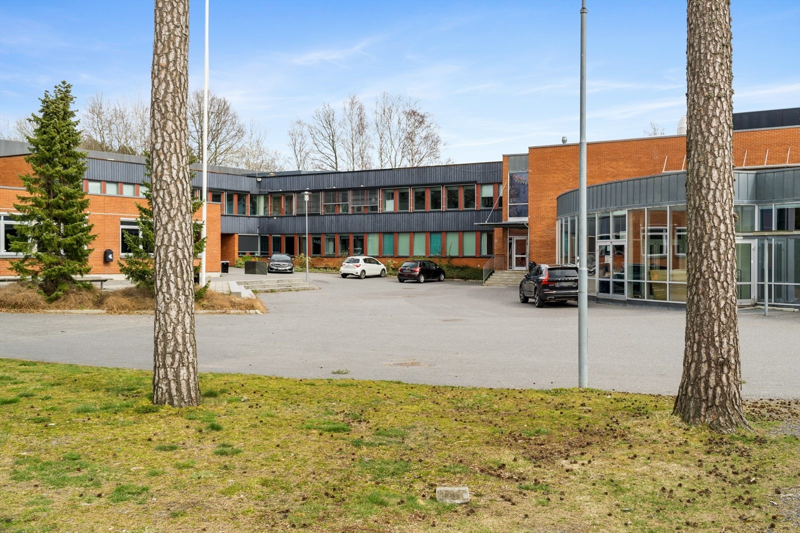 Ranvik Ungdomskole- en populær skole som ligger innen kort gangavstand Galleribilde