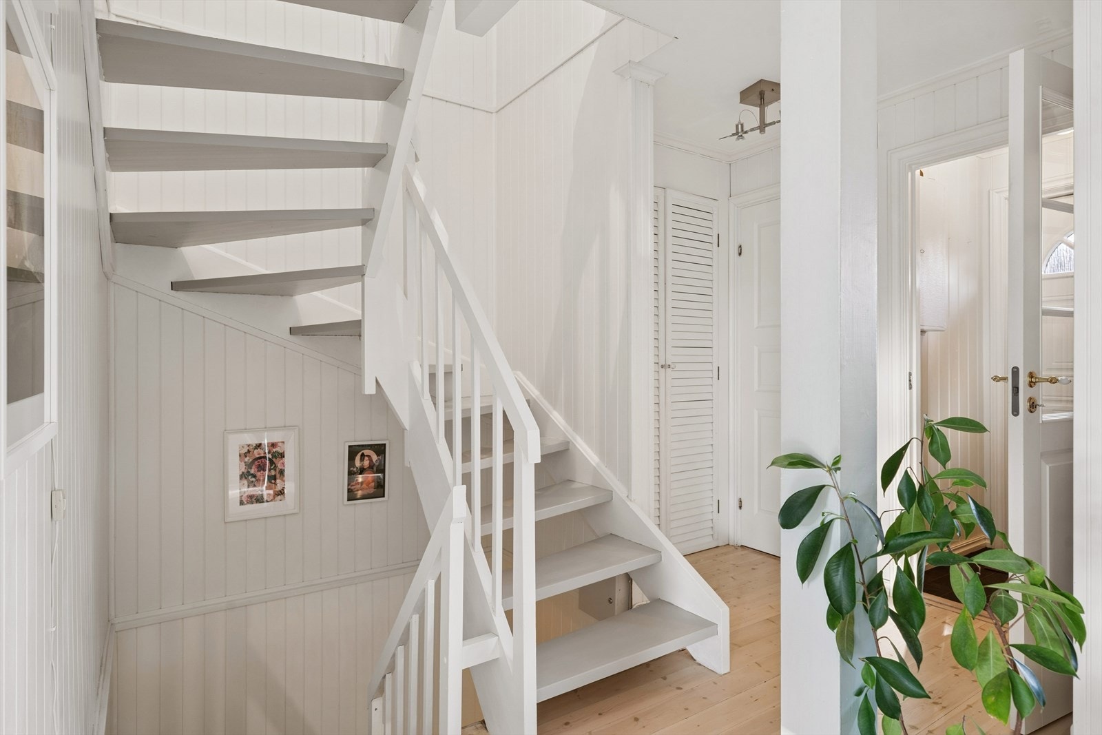Trappegangen i hovedetasjen. Galleribilde