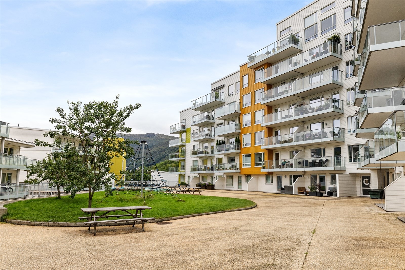 Leiligheten har en attraktiv beliggenhet på Slettebakken/Landås- et område som kombinerer grønne omgivelser, svært gode kollektivforbindelser og kort avstand til Bergen sentrum. Galleribilde